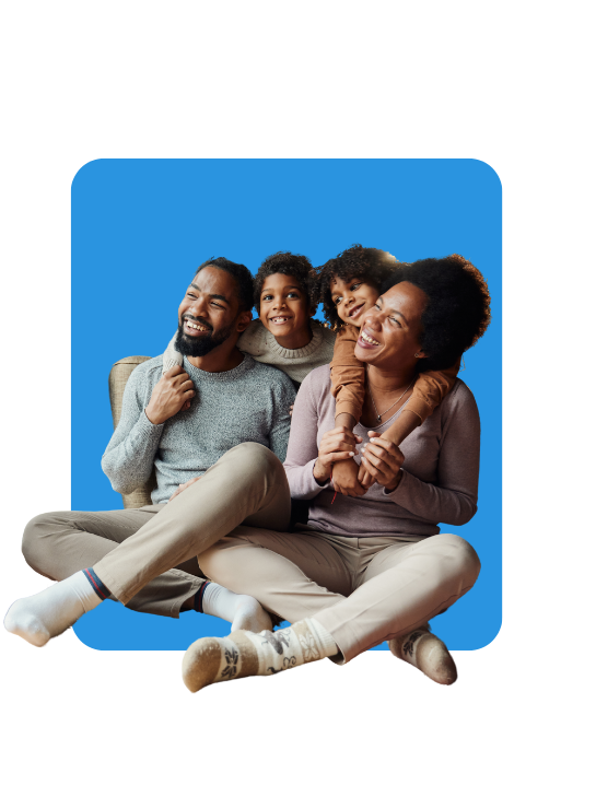 Família sorrindo em atendimento financeiro
